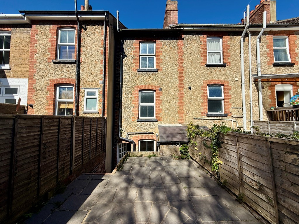 Lot: 89 - MID-TERRACE HOUSE FOR REFURBISHMENT - Rear of property